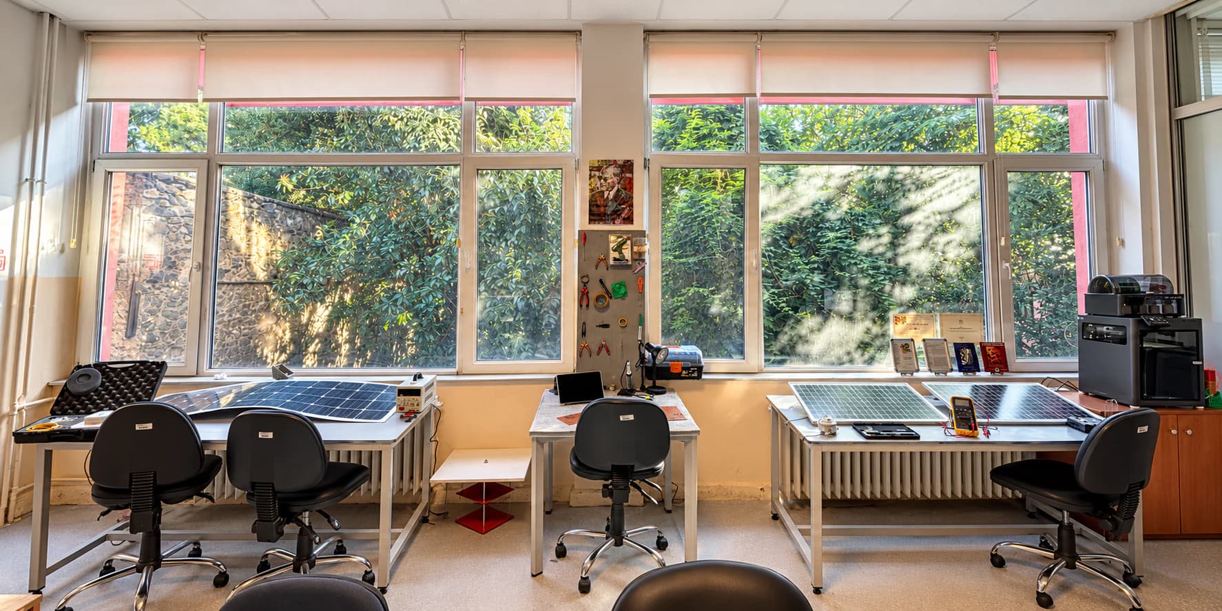 Panoramic view of the laboratory workbenches in daylight